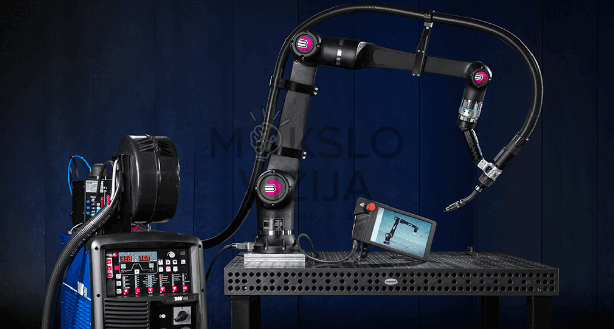 Cobot suvirinimo sistema su robotine ranka, suvirinimo aparatu ir valdymo ekranu ant perforuoto darbo stalo.