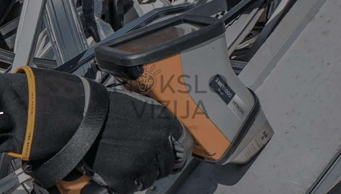 Hitachi X-MET8000 rankinis rentgeno fluorescencinis analizatorius metalų ir lydinių elementinei sudėčiai nustatyti pramonėje.