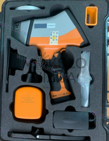 Hitachi X-MET8000 analizatoriaus komplektas su apsauginiu dėklu ir priedais metalų sudėties analizei.