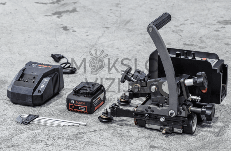 Automatinio suvirinimo vežimėlis su baterija ir įkrovikliu, skirtas mobiliai suvirinimo automatizacijai dirbtuvėse.