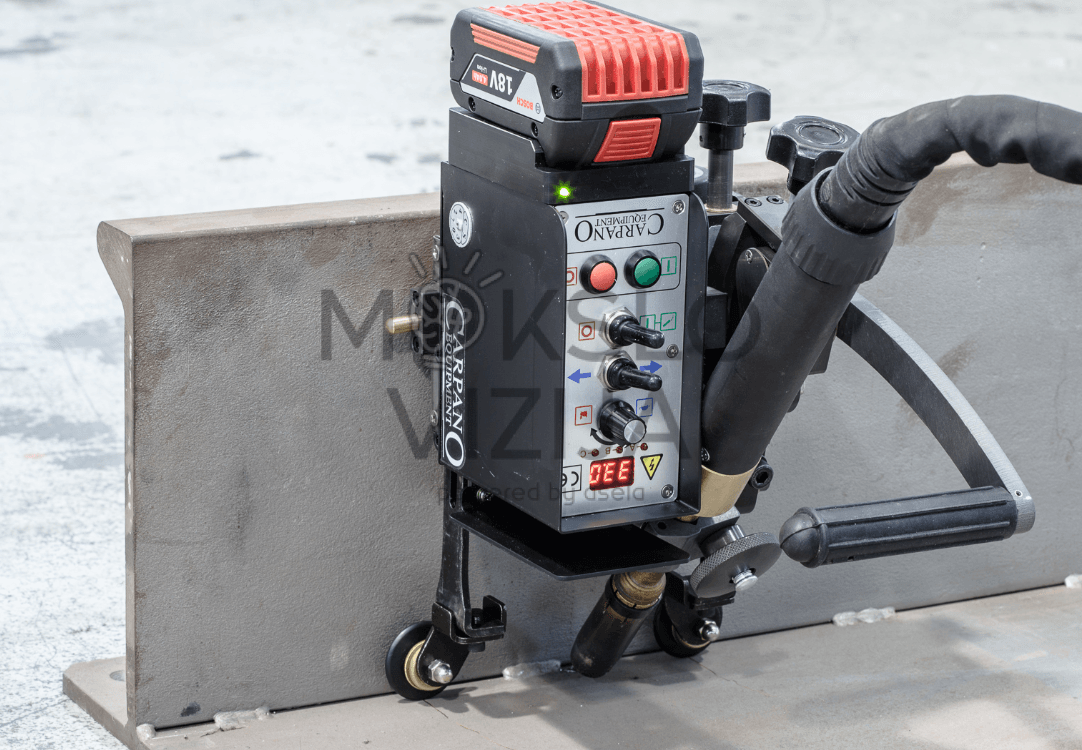 Baterijomis maitinamas suvirinimo vežimėlis su valdymo skydeliu, skirtas tiesinių siūlių automatizavimui.