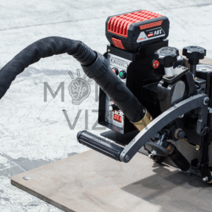 Automatinis suvirinimo vežimėlis su pritvirtintu degikliu, judantis palei metalinį ruošinį kampinio suvirinimo metu.