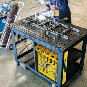 Mokinys atlieka suvirinimo pratimą ant perforuoto suvirinimo stalo su detalių fiksavimo sistema profesinio rengimo centre