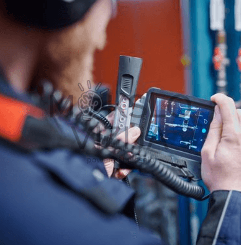 Rankinis ultragarsinis diagnostikos prietaisas su ekranu naudojamas gedimų aptikimui pramonės įrangoje