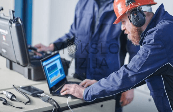 Techninės priežiūros specialistas analizuoja ultragarsinius matavimų duomenis kompiuteriu naudodamas diagnostikos sistemą