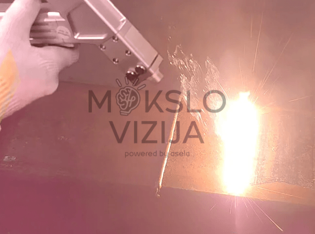 Rankinis lazerinis suvirinimo procesas su pluoštiniu lazeriu metalo paviršiaus sujungimui.