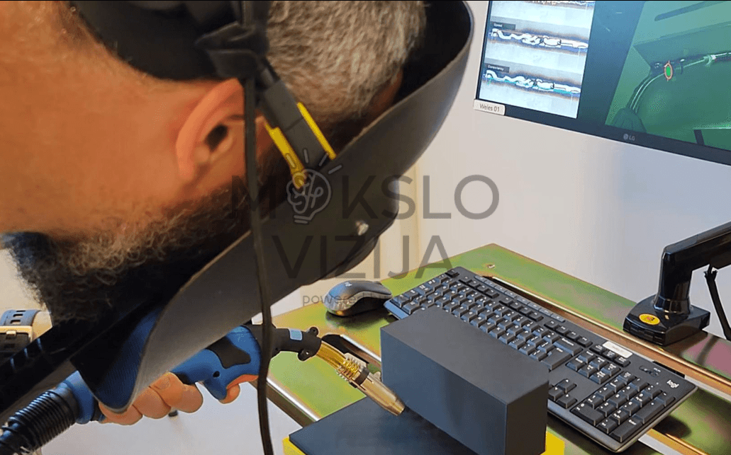 Suvirinimo simuliatoriaus stotis su VR šalmu, degikliu ir mokymo kompiuteriu.