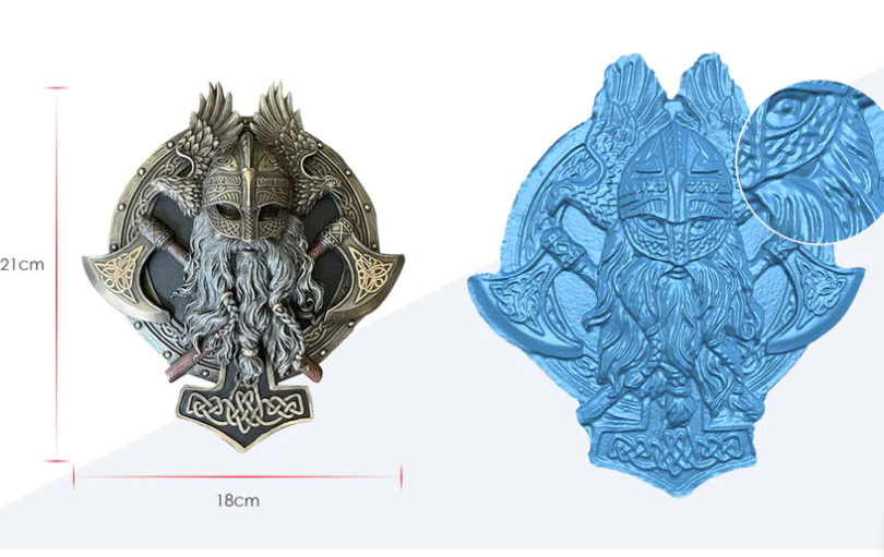 Fizinis dekoratyvinis objektas ir jo nuskenuotas 3D modelis su paryškintomis paviršiaus detalėmis.