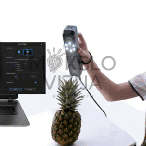 Mergaitė laiko 3D skenerį ir skenuoja ananasą, o 3D modelis rodomas kompiuterio ekrane.