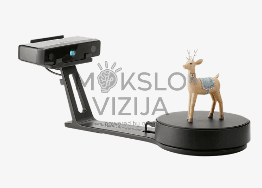 Stalinis 3D skeneris su sukamu stalu skenuoja mažą dekoratyvinį elnio modelį.