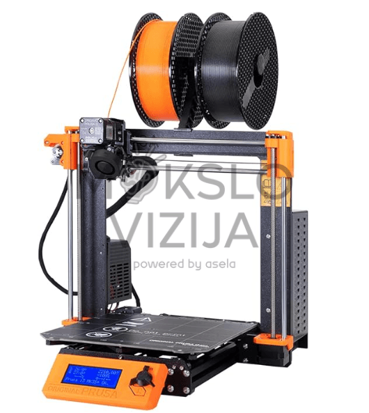 Atviro tipo FDM 3D spausdintuvas su dviem filamento ritėmis viršuje ir valdymo ekranu priekyje.