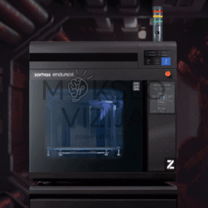 Uždaro tipo pramoninis 3D spausdintuvas su permatomomis durelėmis ir valdymo ekranu priekyje.