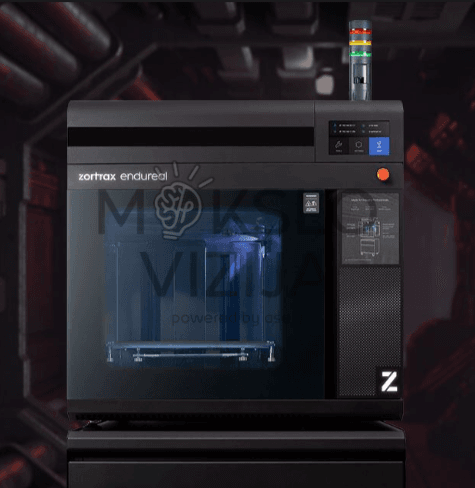 Uždaro tipo pramoninis 3D spausdintuvas su permatomomis durelėmis ir valdymo ekranu priekyje.