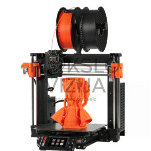 Original Prusa MK4S 3D spausdintuvas su oranžine ir juoda plastiko gija viršuje bei oranžiniu 3D spausdintu modeliu ant kaitinamos platformos.