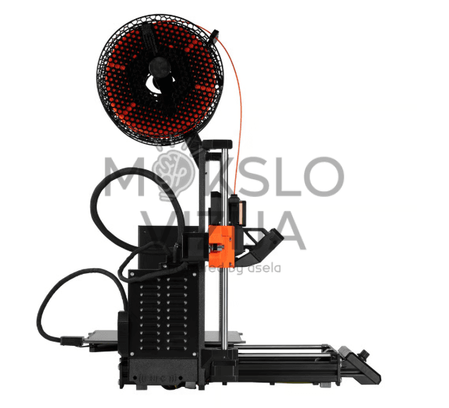 Original Prusa MK4S 3D spausdintuvas pavaizduotas iš šono, matoma plastiko gijos ritė viršuje, ekstruderio mazgas ir metalinė rėmo konstrukcija.