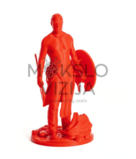 Raudonos spalvos 3D spausdinta kario figūrėlė su skydu ir ginklu, pavaizduota baltame fone kaip spausdinimo kokybės pavyzdys.