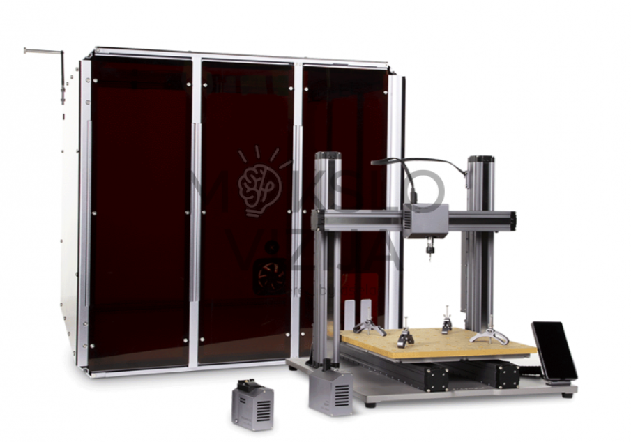 Snapmaker 2.0 A350 apsauginis korpusas su permatomomis tamsintomis sienelėmis, viduje matomas įrenginys ir apšvietimas, priekyje matomas valdymo ekranas.