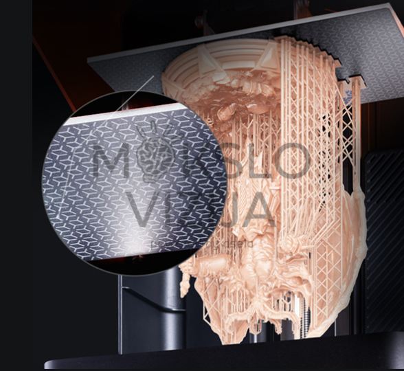 Dervos 3D spausdintuvo platforma su spausdinamu modeliu ir atramomis, šalia pateiktas priartintas tekstūruoto platformos paviršiaus vaizdas.