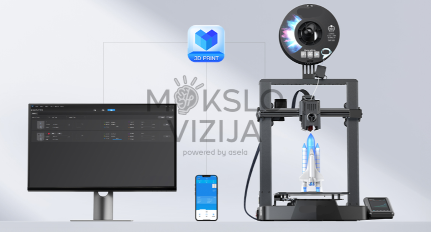 Kompiuterio monitorius ir mobilusis telefonas su 3D spausdinimo programėle, šalia pavaizduotas Creality Ender-3 V3 KE spausdintuvas su spausdinamu modeliu.