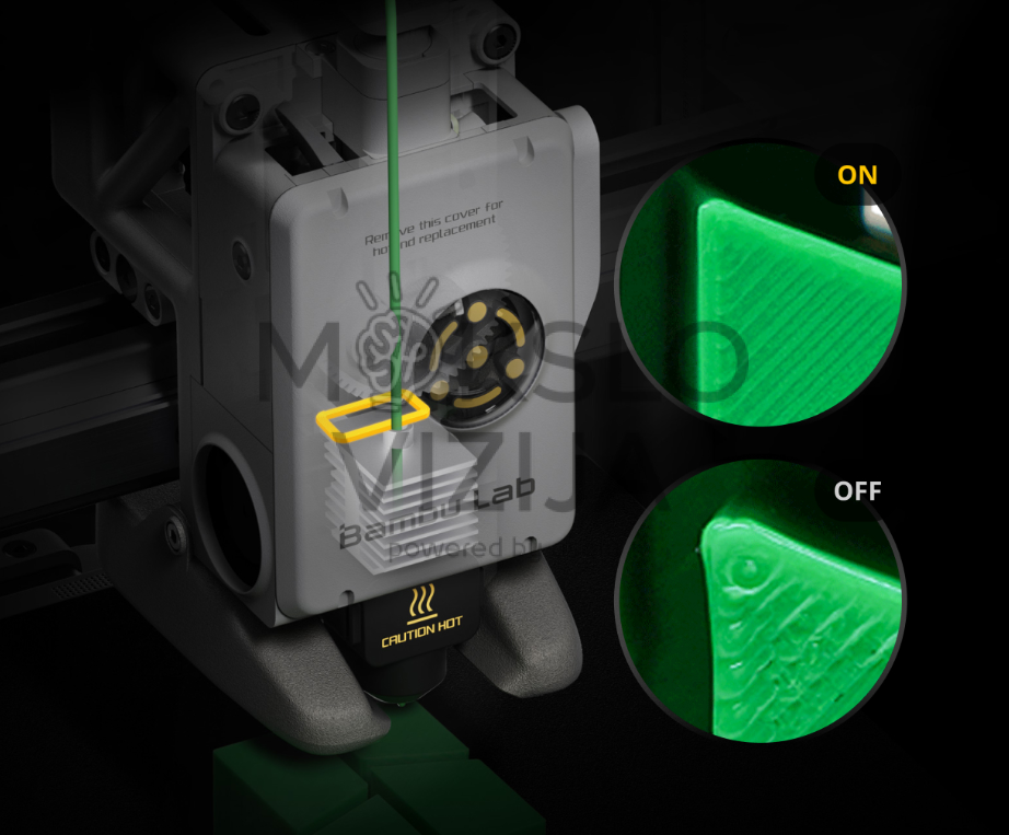 3D spausdintuvo ekstruderio mazgas su tiekiama gija, šalia pateiktas spausdinimo kampo palyginimas, rodantis kokybės skirtumą įjungus ir išjungus kalibraciją.