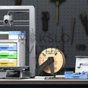 Didelio formato 3D spausdintuvas pastatytas ant darbo stalo dirbtuvėse, šalia matoma gijos ritė, įrankiai ir atspausdinti plastikiniai modeliai.