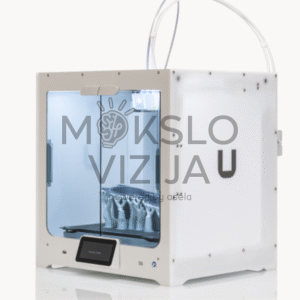 Baltas uždaro tipo 3D spausdintuvas su skaidriomis priekinėmis durelėmis, viduje matoma spausdinama detalė ir apačioje įmontuotas valdymo ekranas.