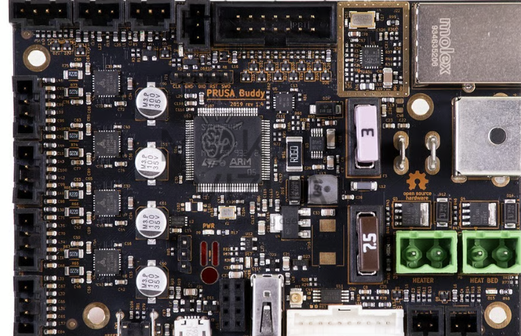 3D spausdintuvo pagrindinė valdymo plokštė su elektronikos komponentais, mikroschemomis ir jungtimis.