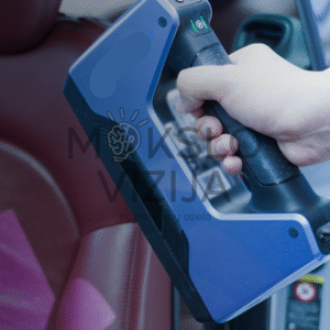 Rankoje laikomas mėlynos spalvos rankinis 3D skeneris, naudojamas skenuoti automobilio salono paviršių.