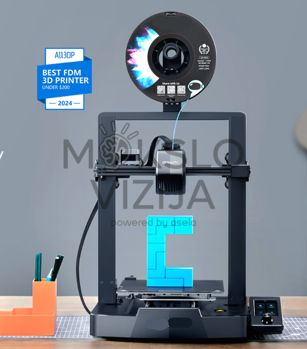 Kompaktiškas FDM 3D spausdintuvas ant darbo stalo, viršuje pritvirtinta plastiko gijos ritė, spausdinamas mėlynas objektas.