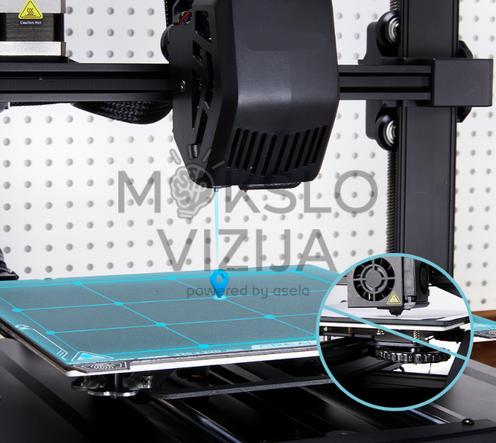 3D spausdintuvo spausdinimo galvutė virš pažymėtos spausdinimo platformos, rodoma automatinio platformos lyginimo funkcija.