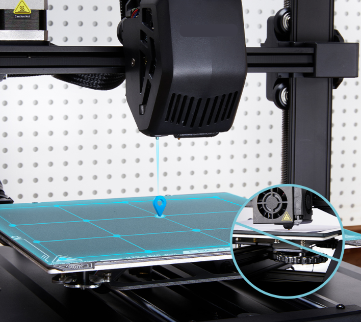 3D spausdintuvo spausdinimo galvutė virš pažymėtos spausdinimo platformos, rodoma automatinio platformos lyginimo funkcija.