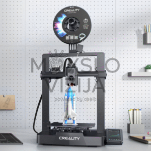 FDM 3D spausdintuvas ant stalo, viršuje filamento ritė, viduje spausdinamas raketos formos modelis, šalia valdymo ekranas.