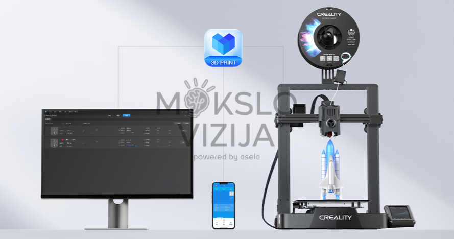 FDM 3D spausdintuvas šalia monitoriaus ir telefono, rodoma spausdinimo valdymo aplinka, spausdinamas raketos modelis.