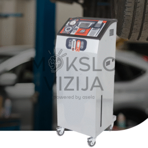 Automatinė transmisijos skysčio keitimo įranga ant ratukų automobilių serviso aplinkoje šalia pakelto automobilio.