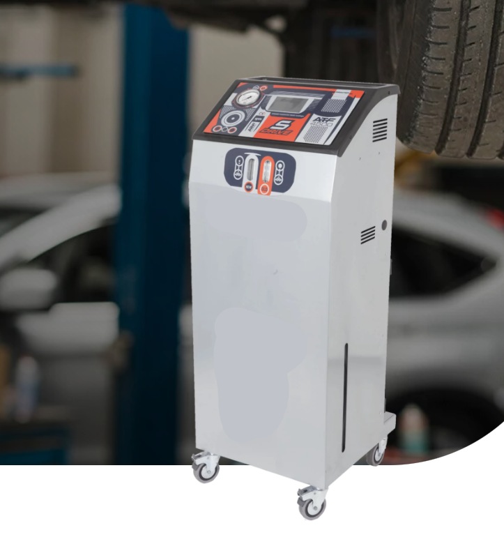 Automatinė transmisijos skysčio keitimo įranga ant ratukų automobilių serviso aplinkoje šalia pakelto automobilio.