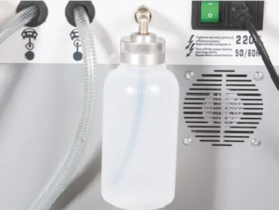 Automatinės transmisijos aptarnavimo sistemos programinė įranga su transporto priemonių duomenų baze kompiuterio ekrane.