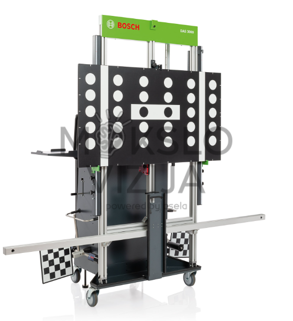 ADAS kalibravimo įranga su taikinių panelėmis automobilių servise, naudojama kamerų ir radarų kalibravimui bei pažangių vairuotojo pagalbos sistemų reguliavimui.