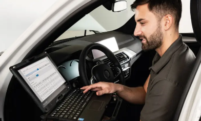 Mechanikas automobilyje dirba su diagnostikos kompiuteriu, atliekamas ADAS sistemų testavimas ir kalibravimo procedūros.