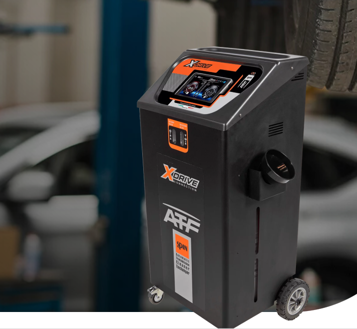 Automatinės transmisijos alyvos keitimo ir valymo įranga ant ratukų su valdymo panele.