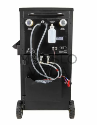 Transmisijos alyvos keitimo įranga iš galo su prijungimo žarnomis, jungtimis ir alyvos talpa.