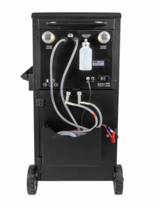 Transmisijos alyvos keitimo įranga iš galo su prijungimo žarnomis, jungtimis ir alyvos talpa.