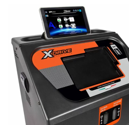 Transmisijos alyvos aptarnavimo įrangos viršutinė dalis su jutikliniu ekranu ir valdymo elementais.