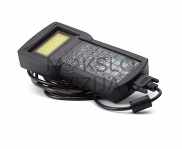 SGA 400 nuotolinio valdymo pultas su klaviatūra ir ekranu, prijungtas kabeliu prie išmetamųjų dujų analizatoriaus.