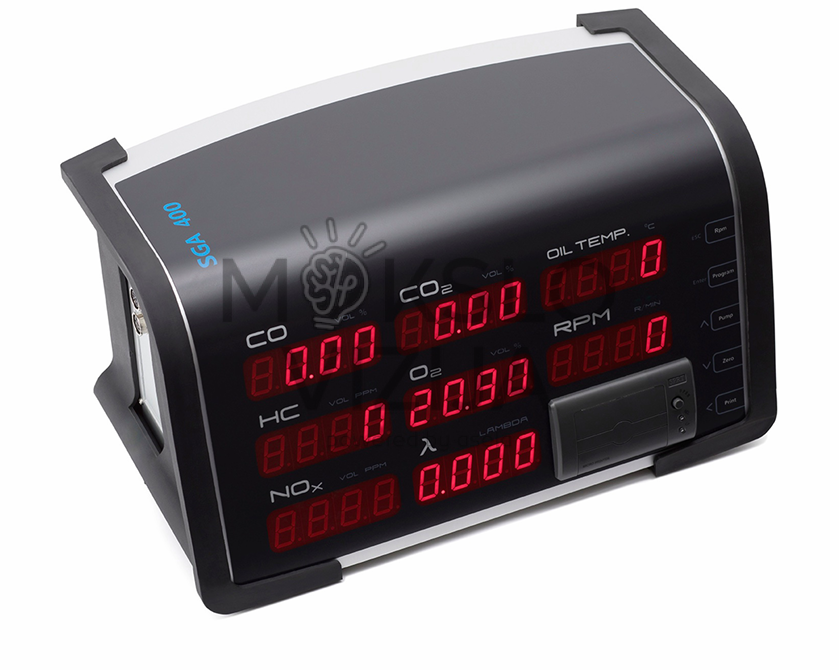 SGA 400 išmetamųjų dujų analizatorius su skaitmeniniu LED ekranu, rodančiu CO, CO2, HC, O2, NOx, lambda ir RPM reikšmes.