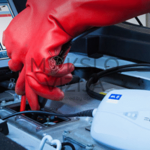 Aukštos įtampos izoliacijos matavimas elektrinio automobilio baterijos sistemoje naudojant diagnostikos prietaisą ir apsaugines pirštines.