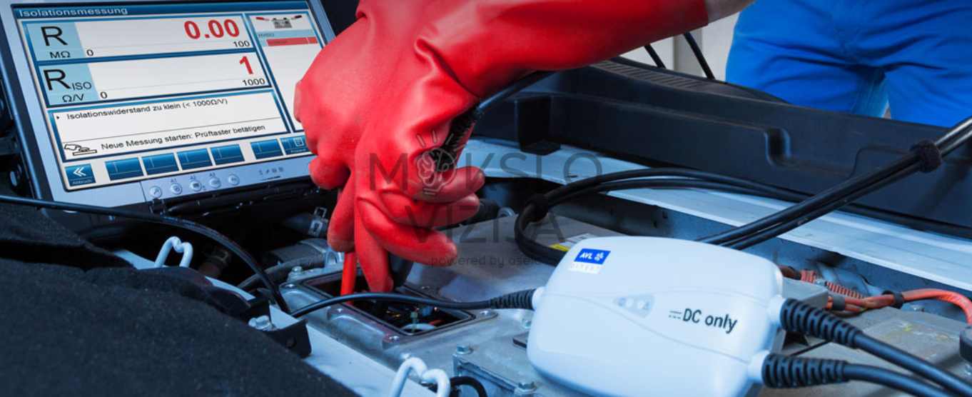 Aukštos įtampos izoliacijos matavimas elektrinio automobilio baterijos sistemoje naudojant diagnostikos prietaisą ir apsaugines pirštines.