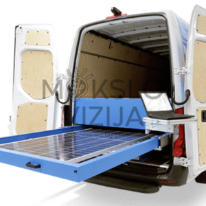 Mobilioji saulės modulių testavimo laboratorija mikroautobuse su ištraukiama platforma ir saulės moduliu matavimui.