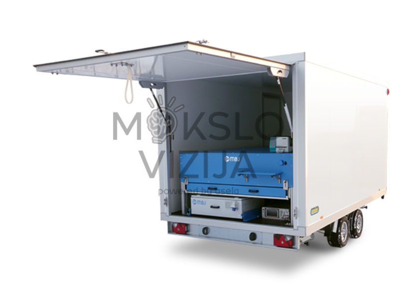 Mobilioji laboratorija saulės modulių testavimui įrengta priekaboje su atidaromu galiniu dangčiu ir integruota matavimo įranga.