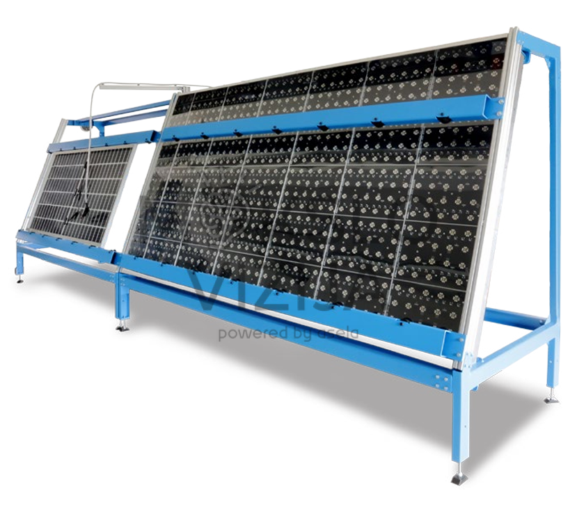 Saulės modulių testavimo stendas su LED saulės simuliatoriumi ir pritvirtintu fotovoltiniu moduliu laboratoriniam matavimui.