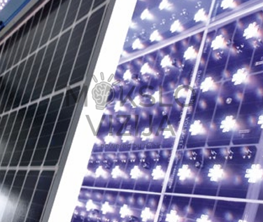 LED saulės simuliatoriaus apšvietimo matrica su daugybe šviesos diodų, naudojama fotovoltinių modulių testavimui.